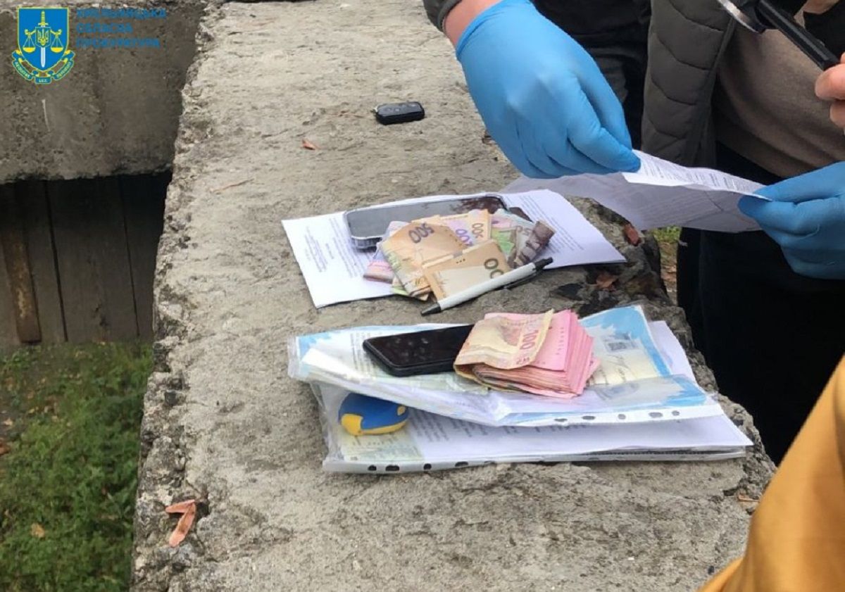 Поліція затримала хмельничанина, який за гроші пропонував зареєструвати авто поза чергою