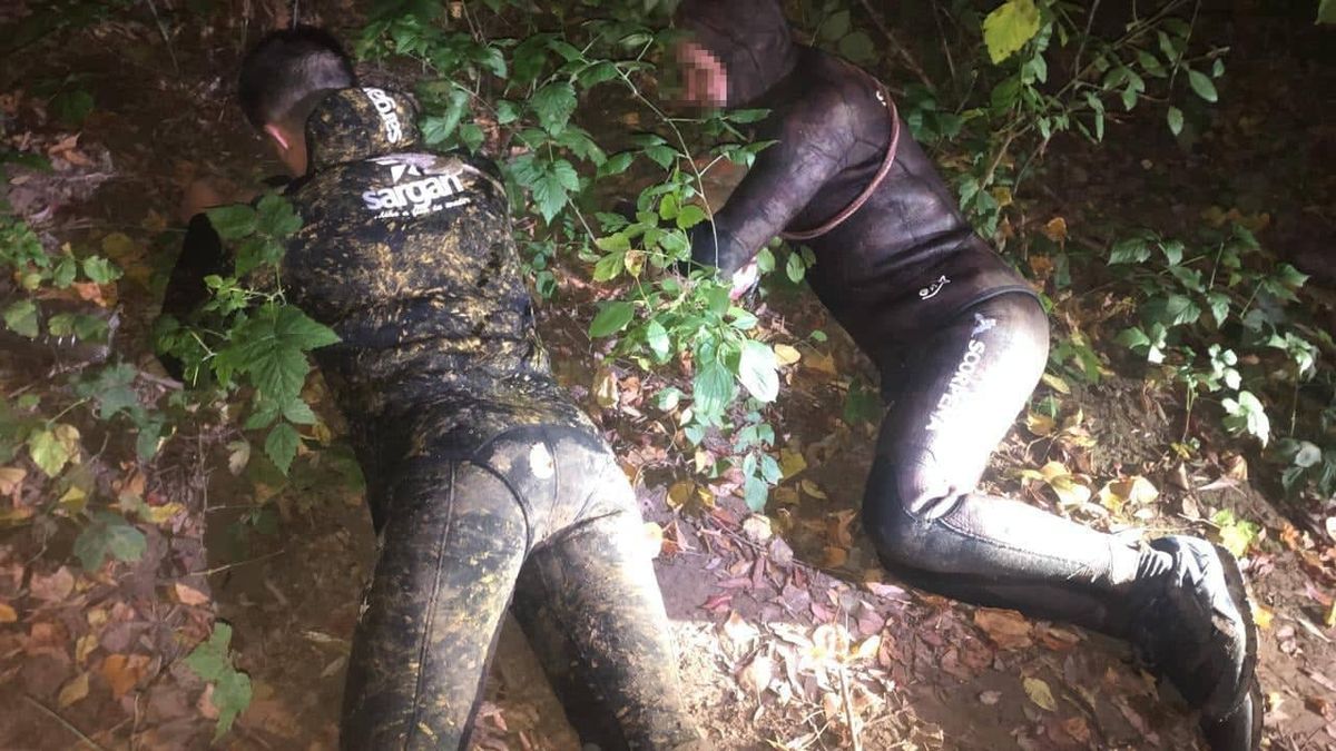 Закарпатські прикордонники затримали двох ухилянтів, які ледь не потонули у Тисі 