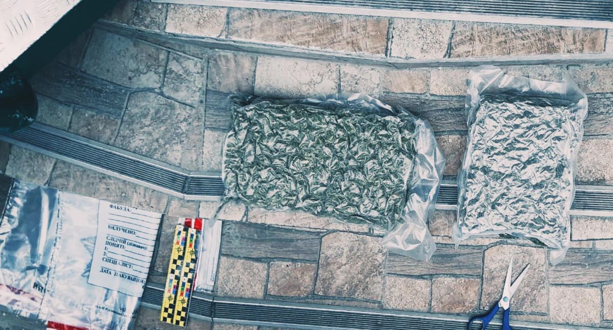 Поліція затримала 21-річну франківчанку з кілограмом марихуани