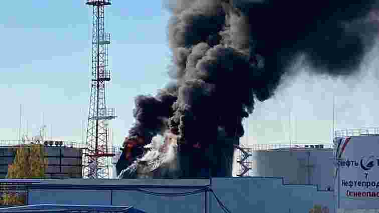 В російському Бєлгороді після обстрілу спалахнула нафтобаза