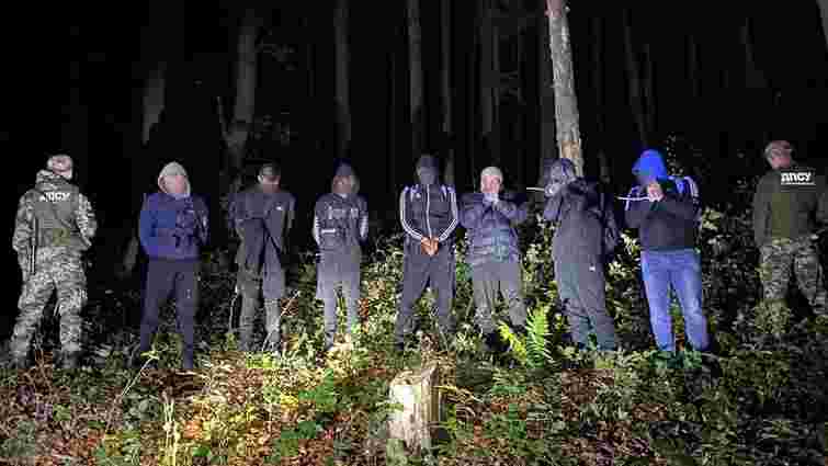 Прикордонники з пострілами затримали сімох ухилянтів у лісі на Закарпатті