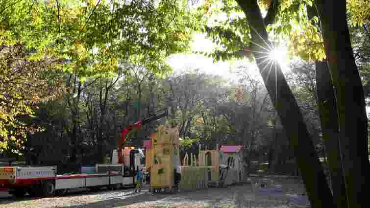 У центральному львівському парку монтують дерев’яний ігровий майданчик