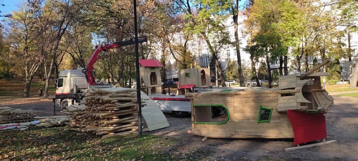 У центральному львівському парку монтують дерев’яний ігровий майданчик 11
