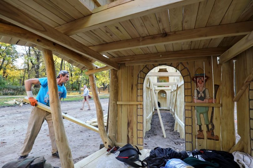 У центральному львівському парку монтують дерев’яний ігровий майданчик 12