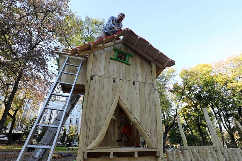У центральному львівському парку монтують дерев’яний ігровий майданчик 13