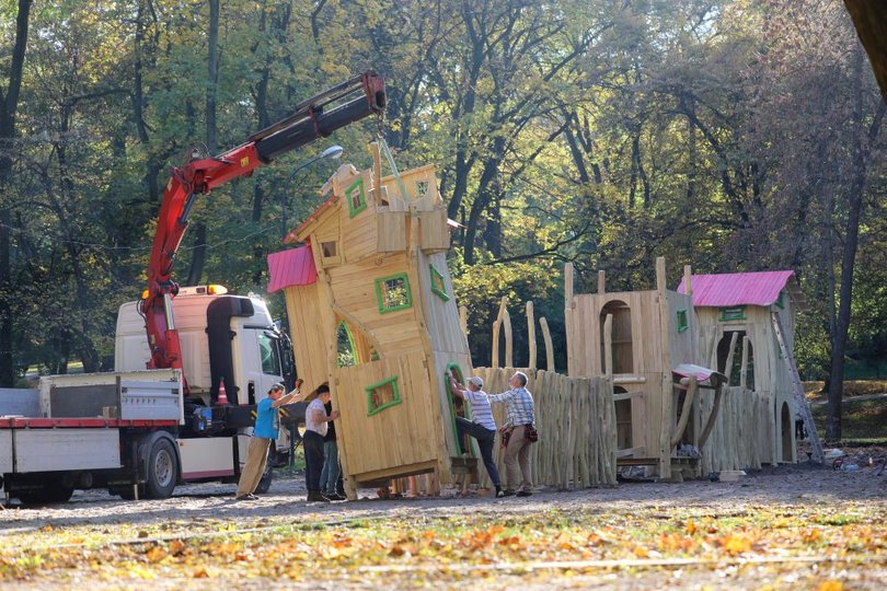 У центральному львівському парку монтують дерев’яний ігровий майданчик 14