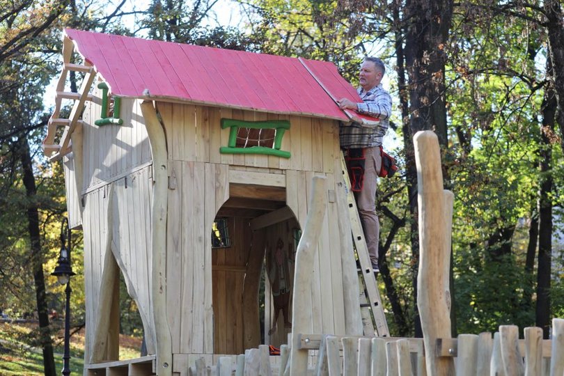 У центральному львівському парку монтують дерев’яний ігровий майданчик 16