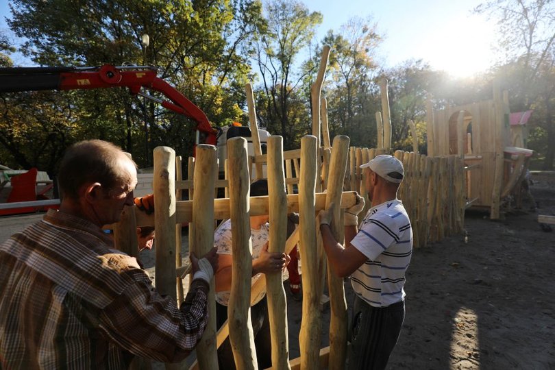 У центральному львівському парку монтують дерев’яний ігровий майданчик 17