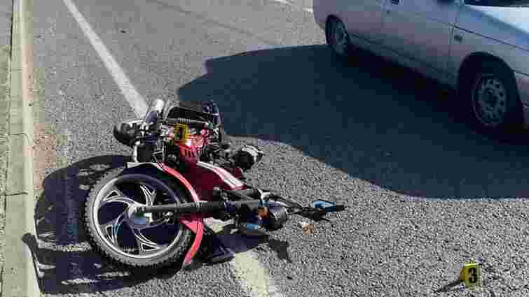 У ДТП в Мостиськах постраждав літній мотоцикліст