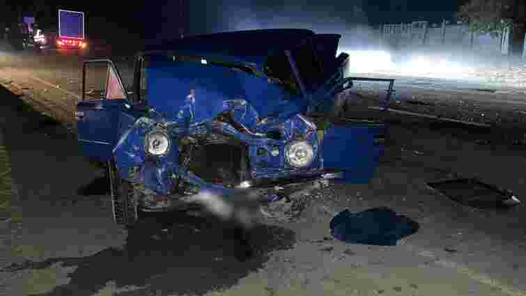 Четверо людей постраждали у нічній ДТП із вантажівкою біля Чернівців