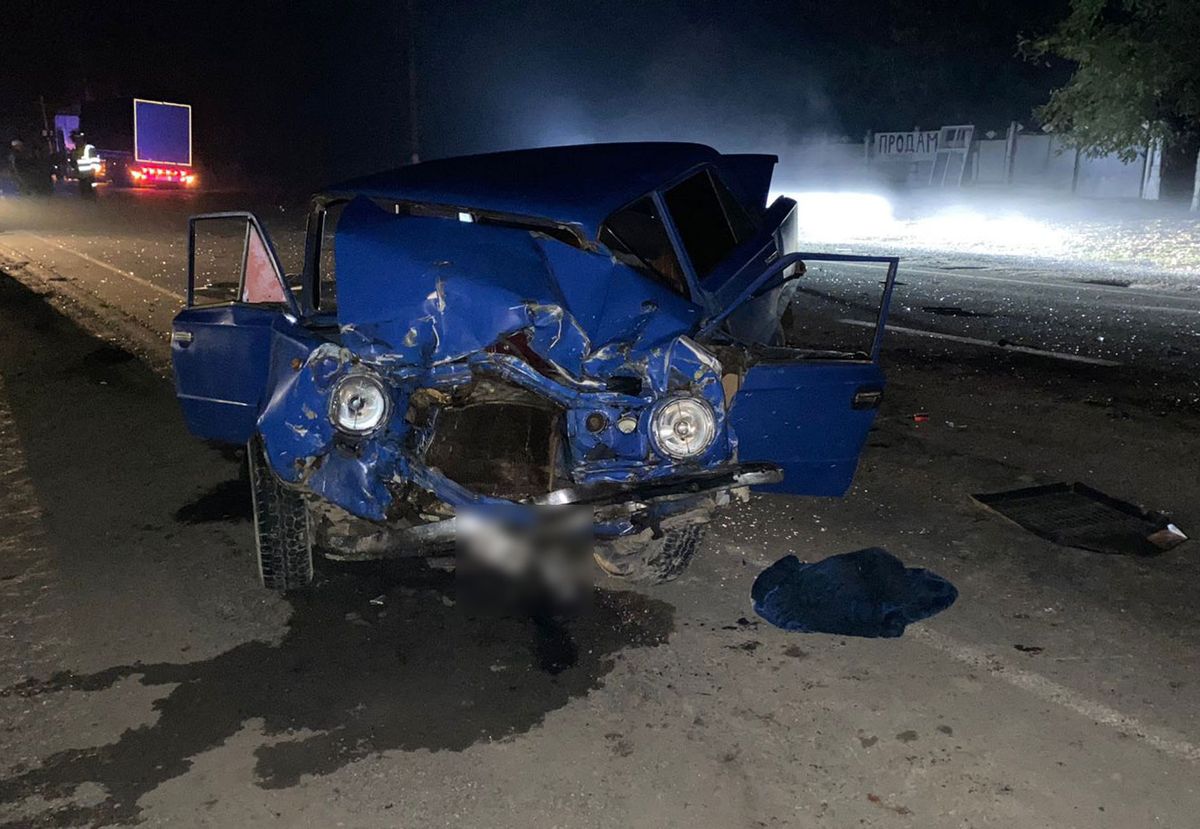 Четверо людей постраждали у нічній ДТП із вантажівкою біля Чернівців
