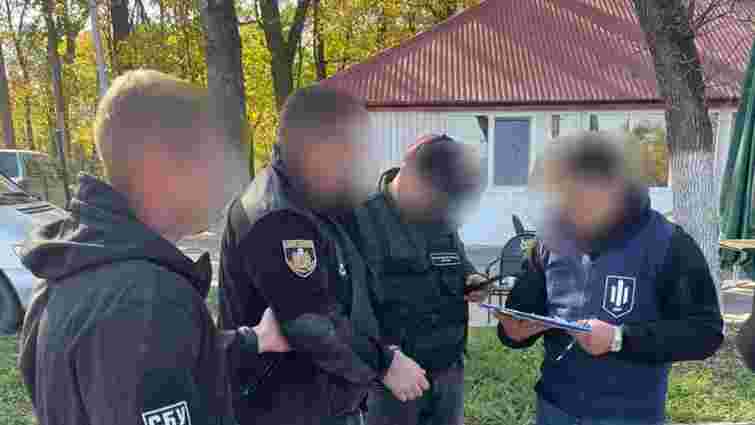 Чернівецького поліцейського затримали на хабарі від ухилянта