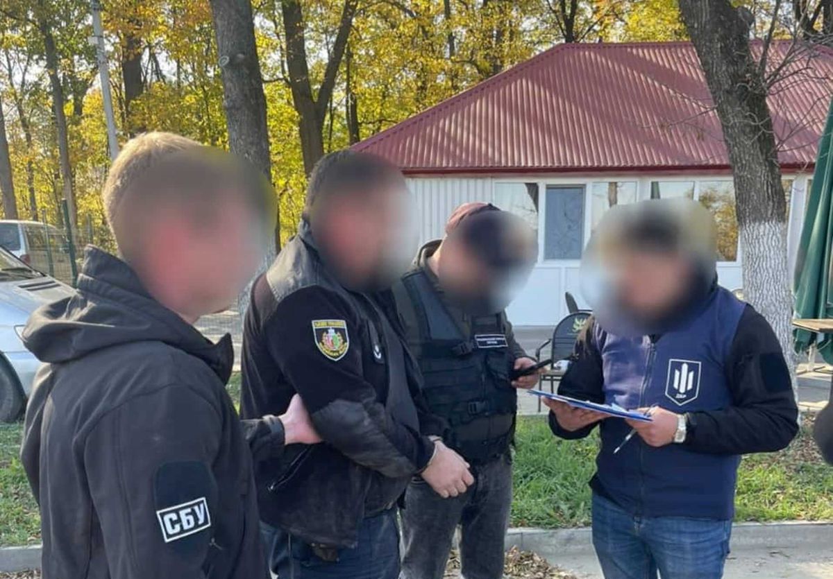 Чернівецького поліцейського затримали на хабарі від ухилянта
