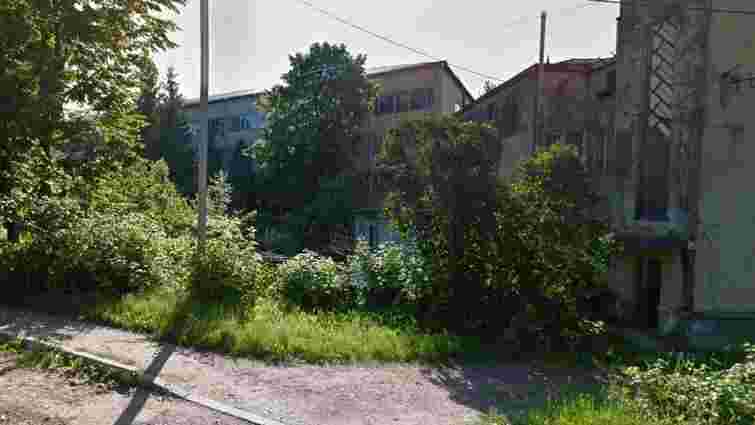 25-річний чоловік випав з третього поверху заводу в Дрогобичі
