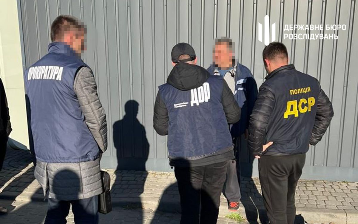 ДБР затримало волинського податківця на хабарі у $1,5 тис. від підприємців