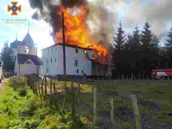 У гірському селі на Закарпатті виникла масштабна пожежа у монастирі УПЦ МП 