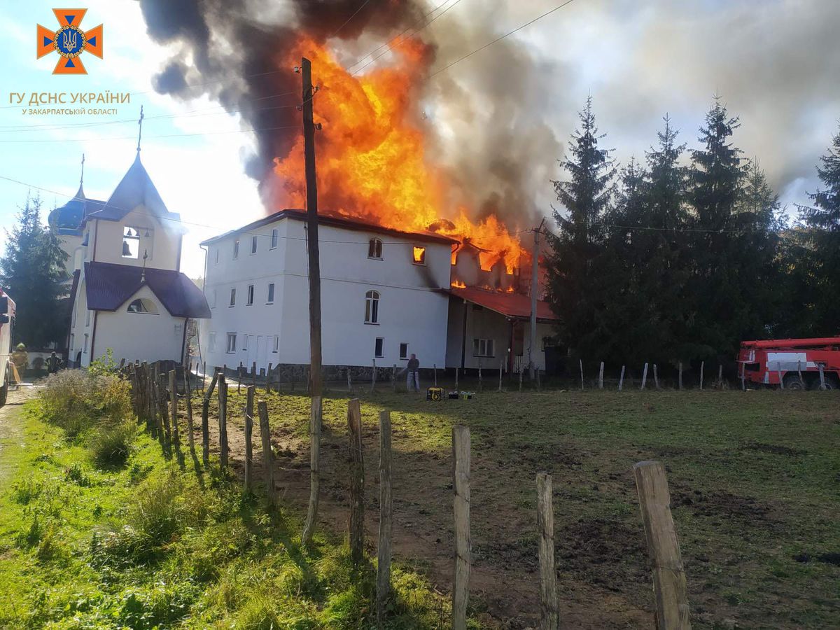 У гірському селі на Закарпатті виникла масштабна пожежа у монастирі УПЦ МП 