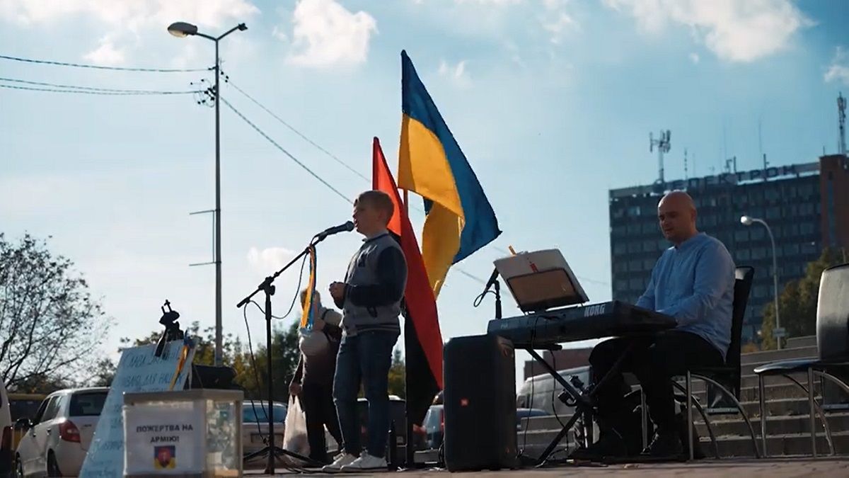 8-річний львів’янин вуличними концертами зібрав понад 1 млн грн для ЗСУ