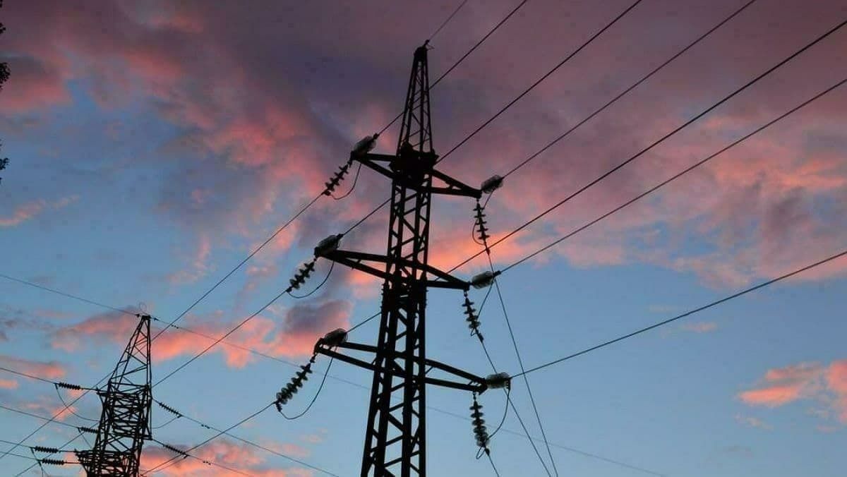 Російські обстріли обмежили електропостачання 10 областей та Києва