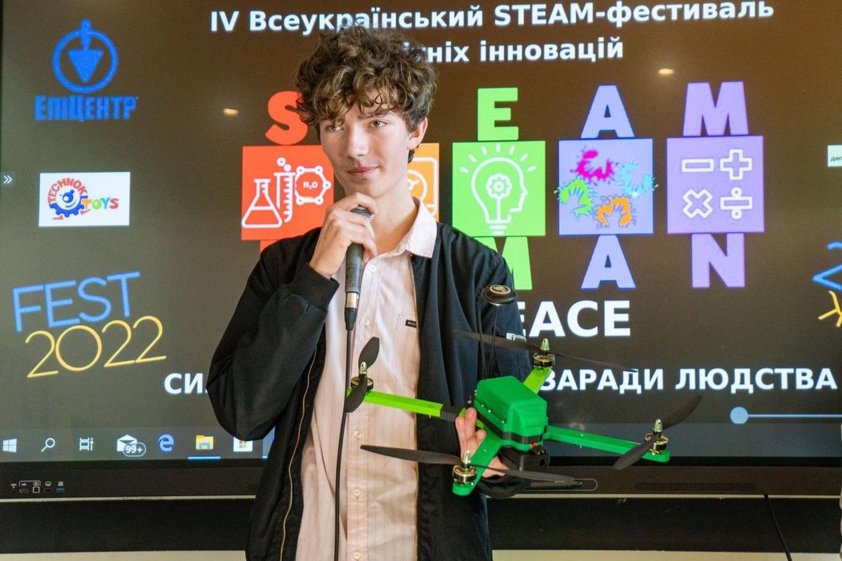 Школяр з Івано-Франківська розробив дрон-міношукач для військових 