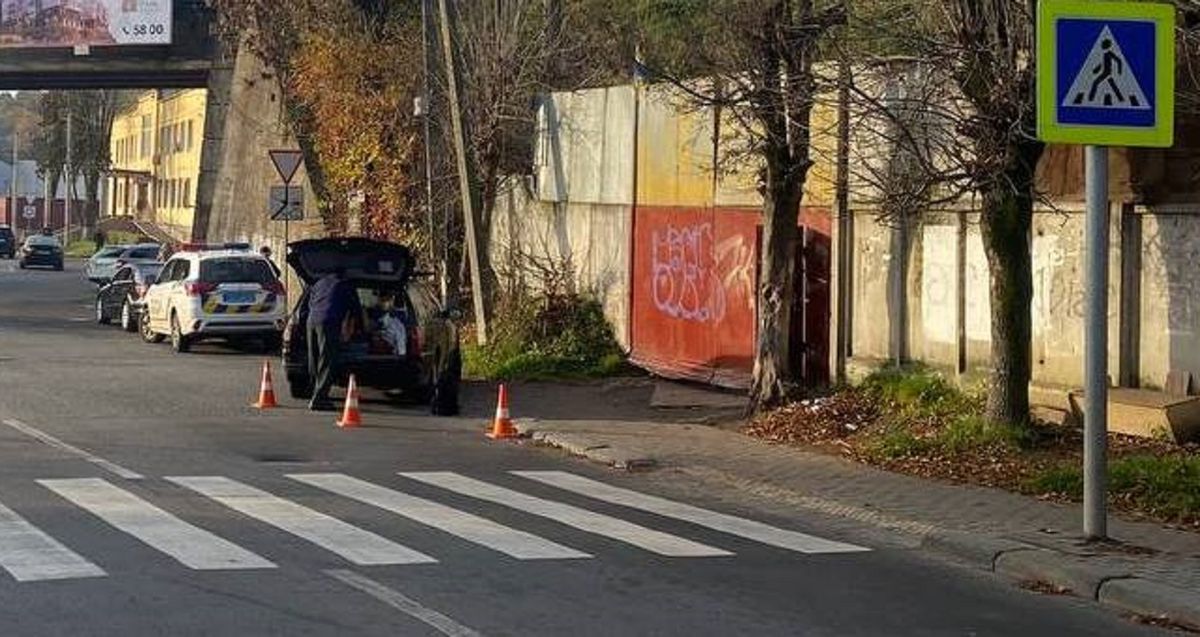 Водій Opel Omega збив двох пішохідок на переході у Львові