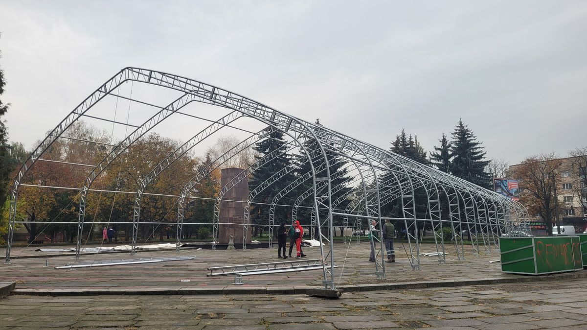 У Рівному монтують 36-метровий намет для обігріву