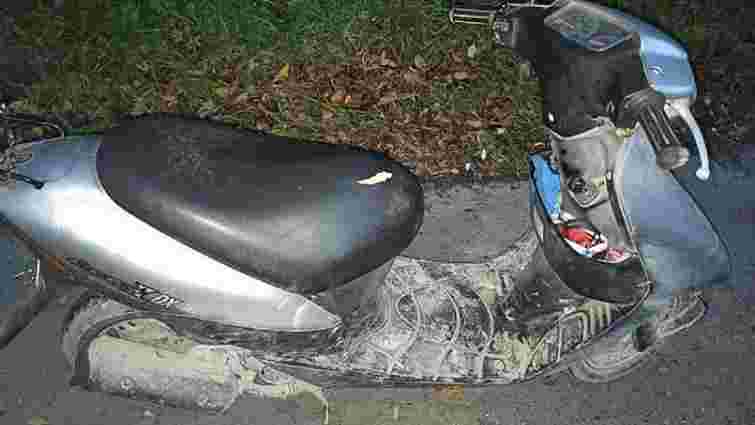 Двоє школярок на краденому скутері випадково натрапили на поліцію у Почаєві