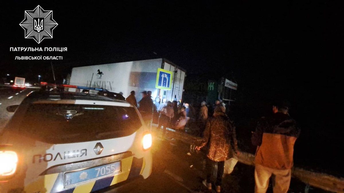 Через поломку фури трасу Київ-Чоп у гірському селі залило олією