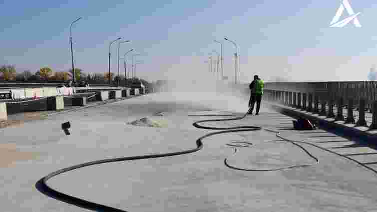 Дорожники відновили ремонт мосту на в'їзді у Чортків