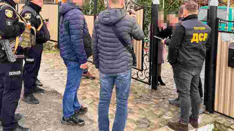Працівницю чернівецької митниці затримали за переправу ухилянтів до Румунії