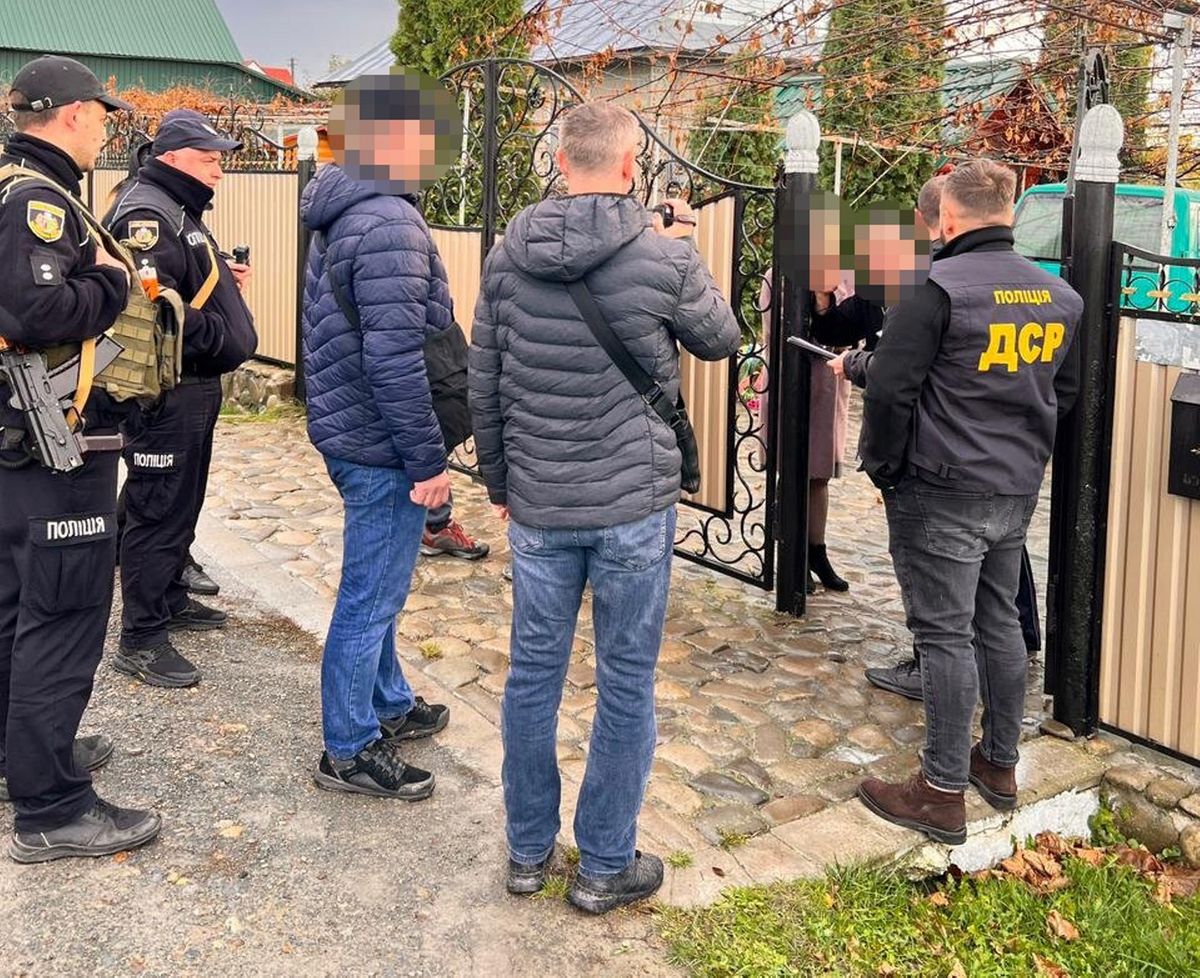 Працівницю чернівецької митниці затримали за переправу ухилянтів до Румунії
