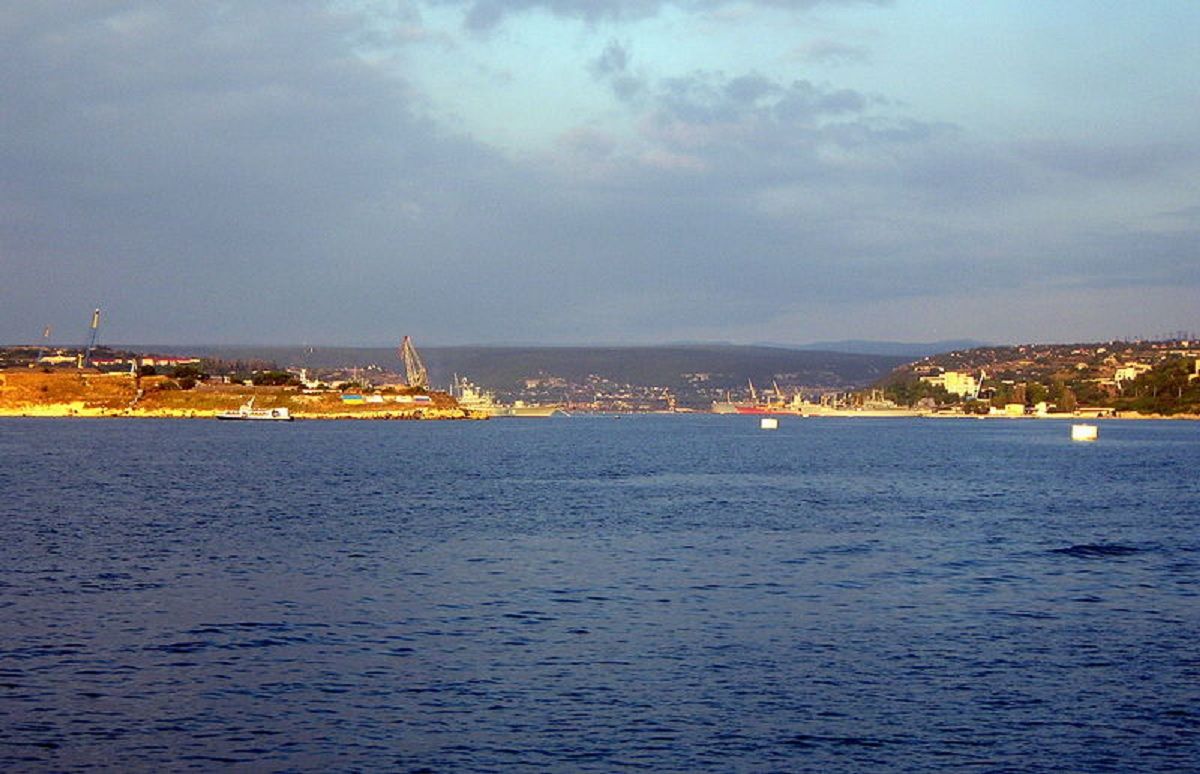 У Севастополі пролунала серія вибухів, окупанти закрили водну переправу