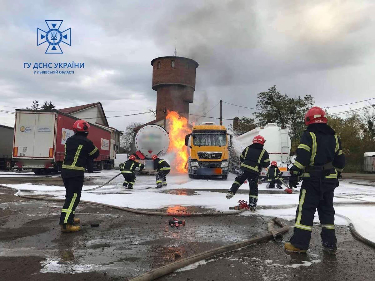 Неподалік Львова спалахнула вантажівка, є постраждалі
