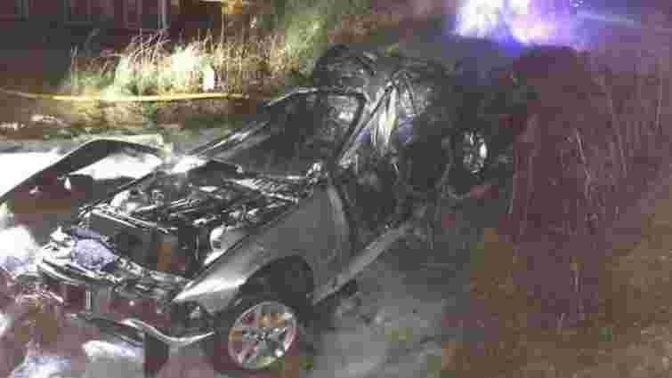 На Львівщині з дороги злетів і спалахнув автомобіль, є загиблий