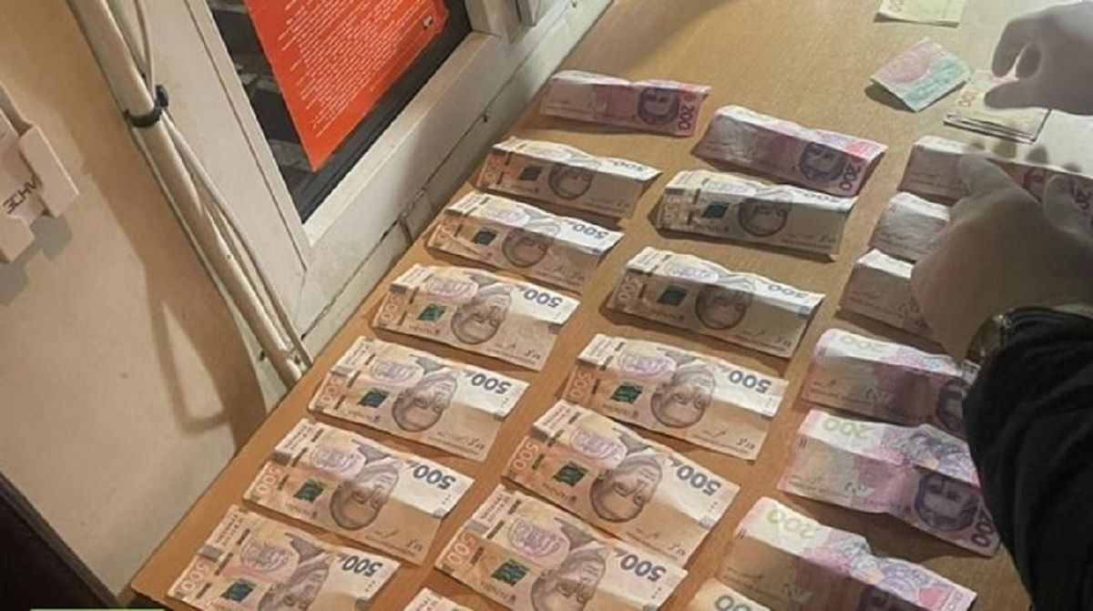Львівського митника затримали на хабарі 10 тис. грн за покривання контрабандистів