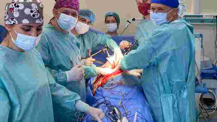 Львівські хірурги успішно прооперували жінку з рідкісною судинною патологією