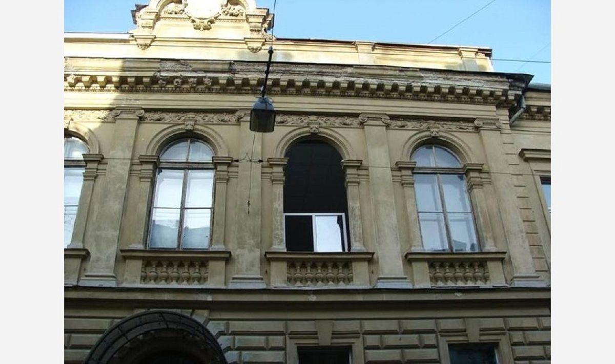 Львівський університет вирішив самовільно замінити автентичні вікна