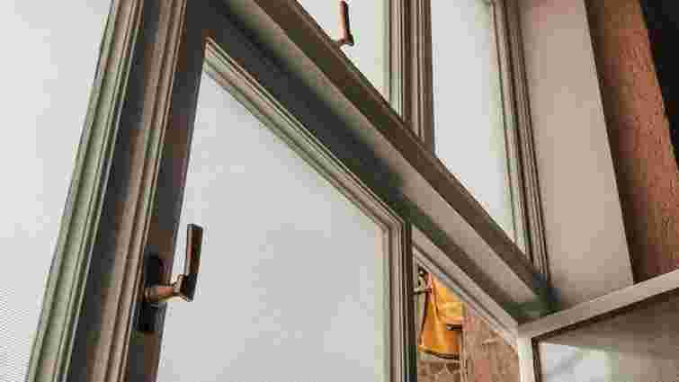 У Львові вперше відреставрували історичні вікна в під’їзді будинку