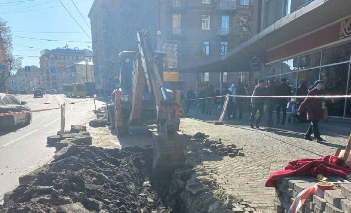 Біля готелю «Львів» розширюють зупинку громадського транспорту
 