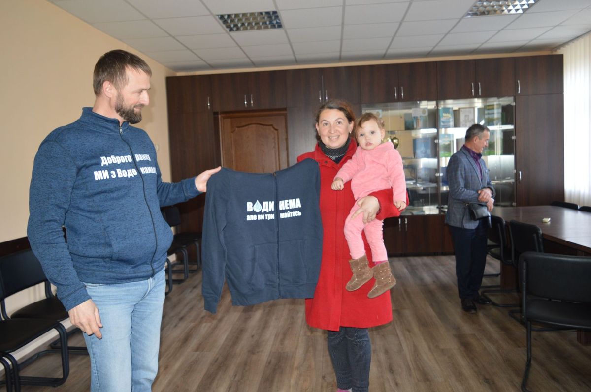 Хмельничанка отримала від водоканалу кофту з написом «Води нема, але ви тримайтесь»
