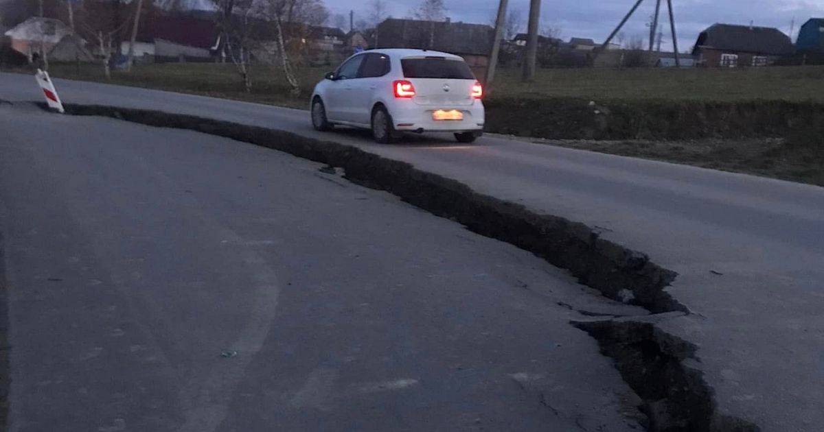 У гірському селі на Львівщині після ремонту на трасі утворилось провалля