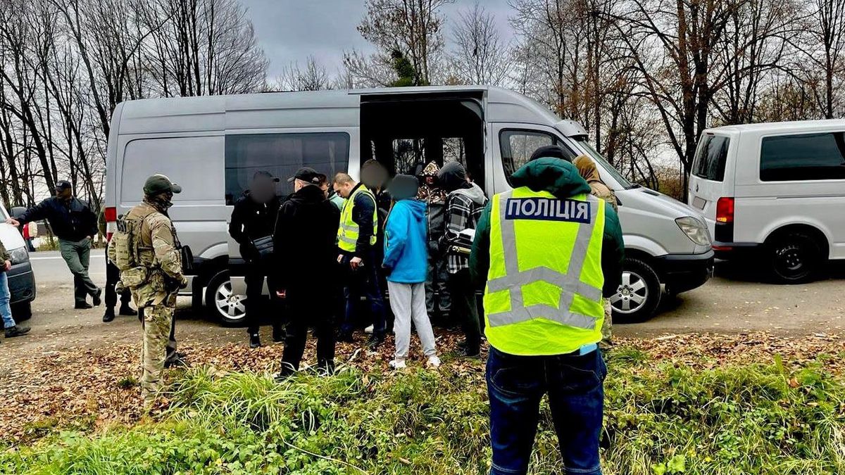 У Франківську затримали переправників  ухилянтів закордон під виглядом волонтерів