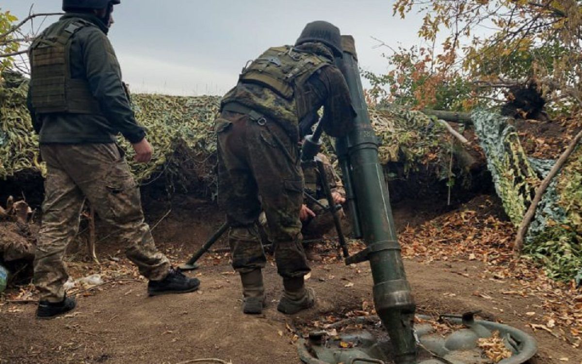 Прикордонники показали, як на Донеччині знищили бліндаж з окупантами