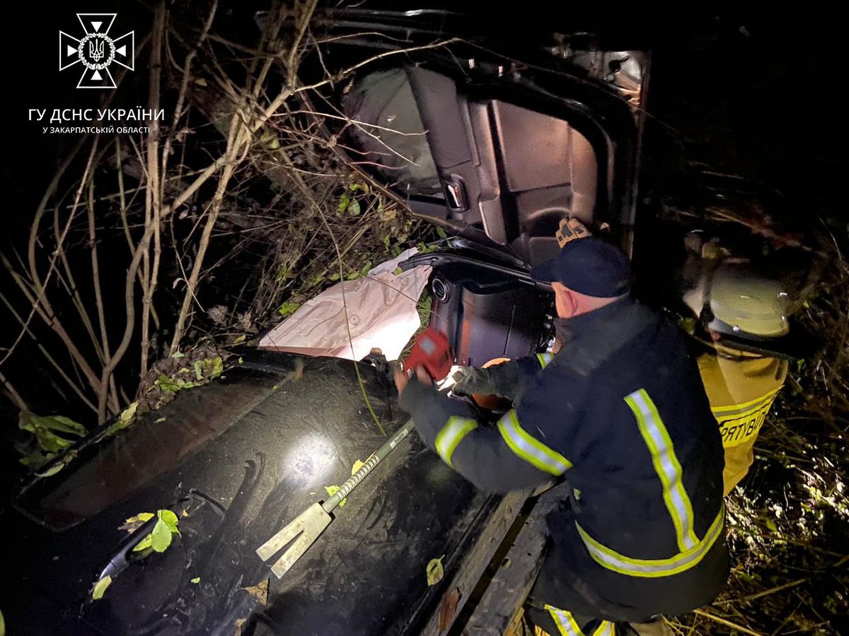 37-річний водій пікапа перекинувся у гірську річку на Закарпатті 
