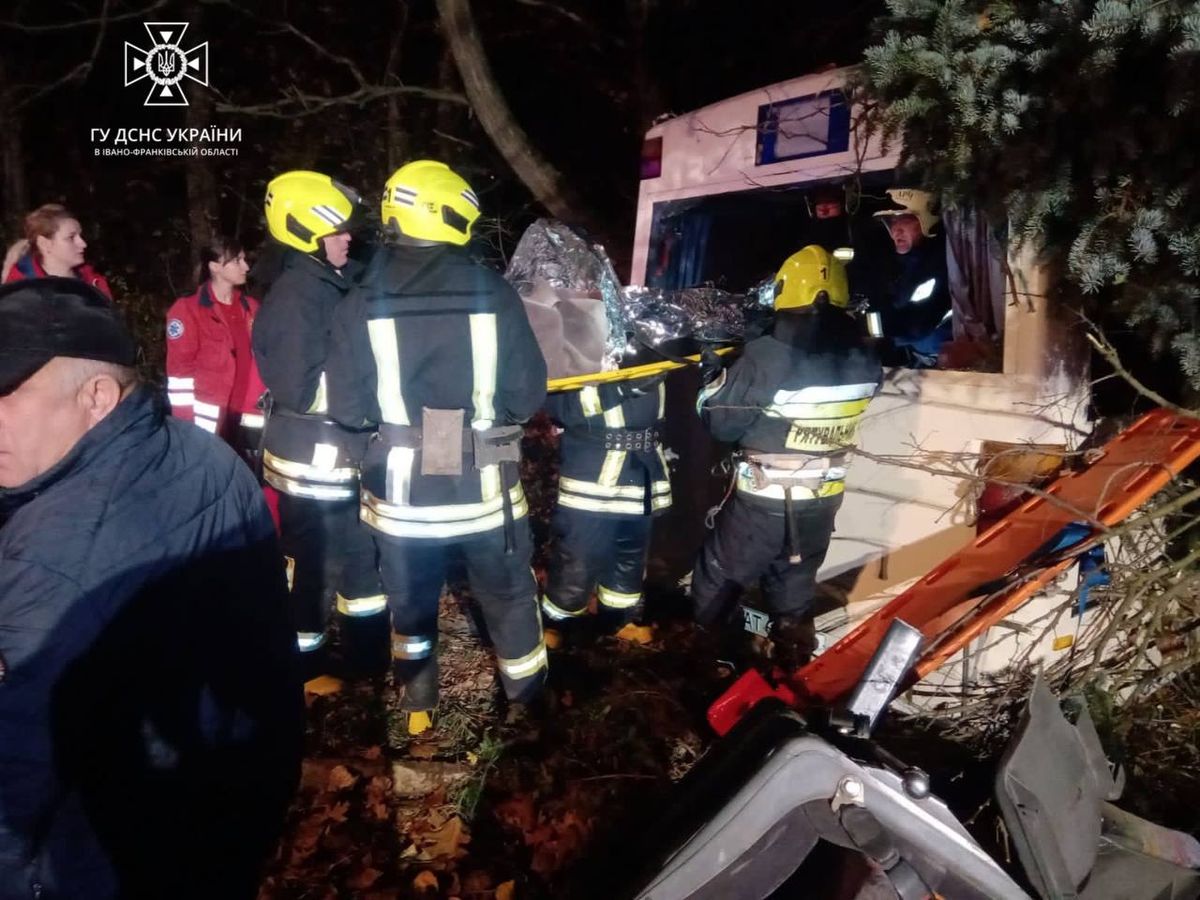 У ДТП із рейсовим автобусом на околиці Франківська постраждали 14 людей