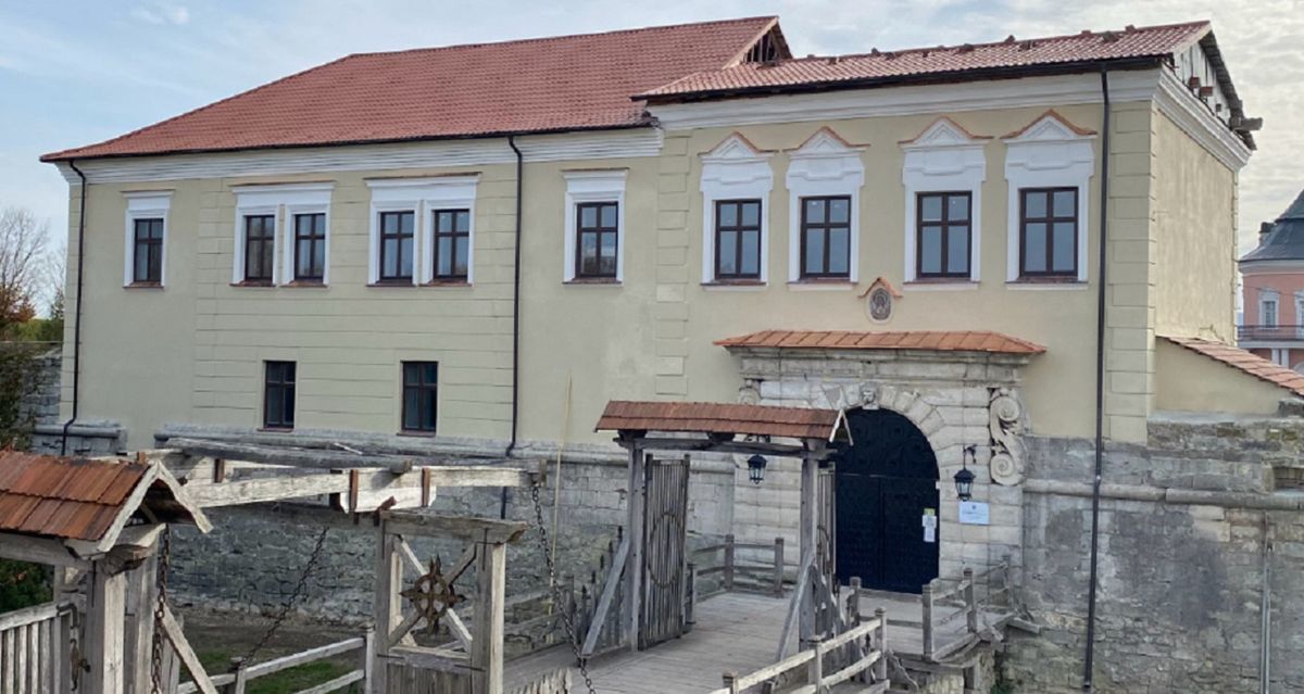 Пошкоджений ракетним ударом Золочівський замок відреставрували