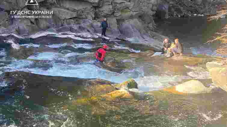 Двоє перехожих врятували школярку на водоспаді у Яремчі