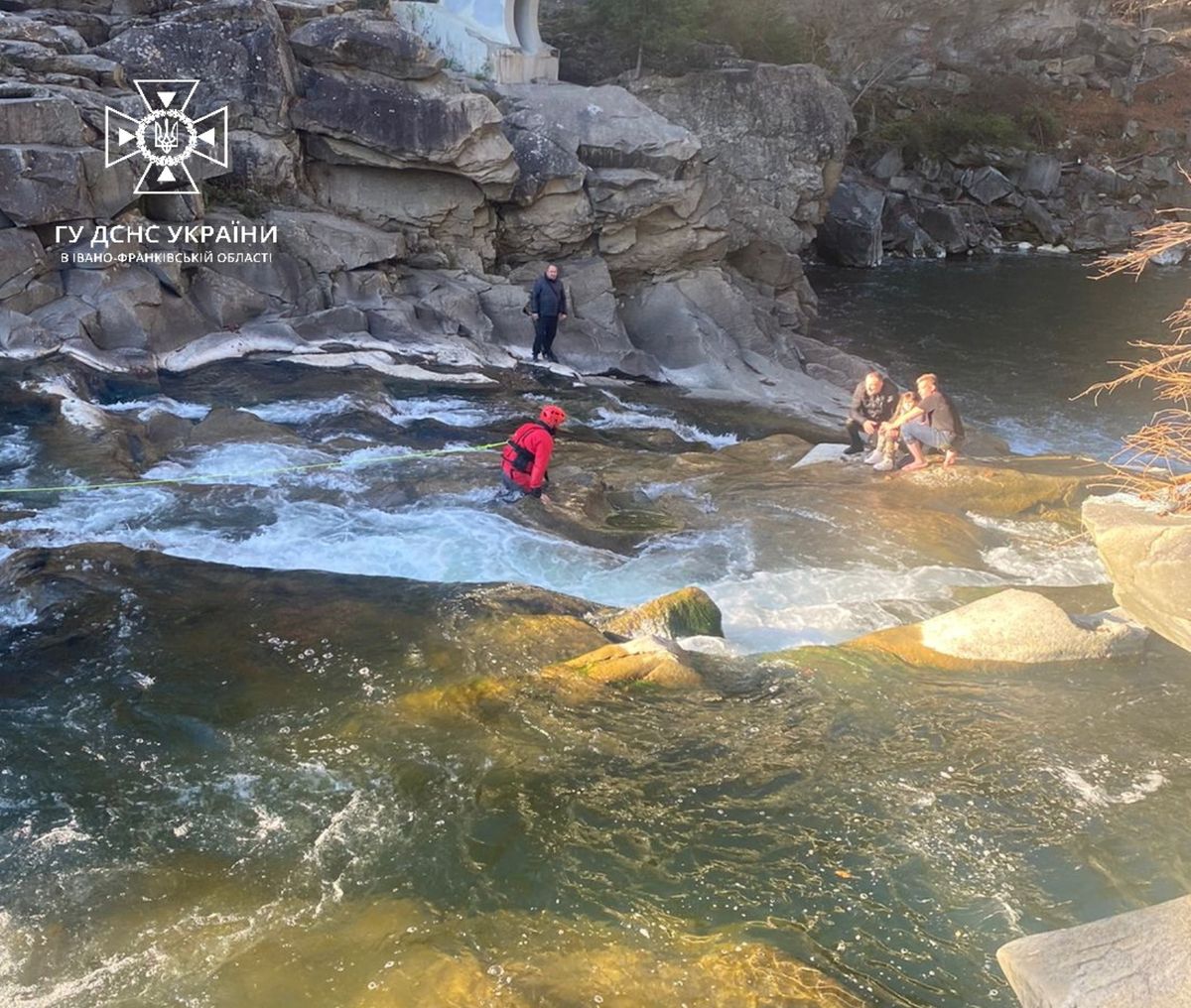 Двоє перехожих врятували школярку на водоспаді у Яремчі