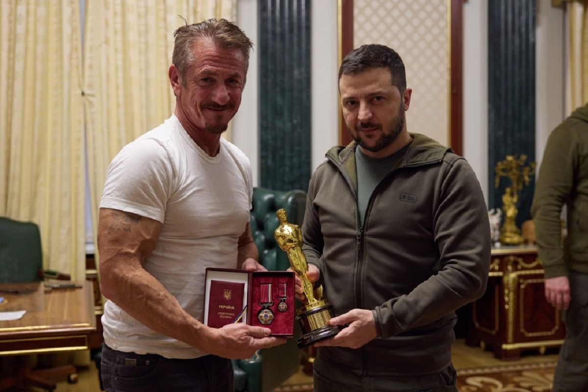 Актор Шон Пенн вручив Володимиру Зеленському свого «Оскара»