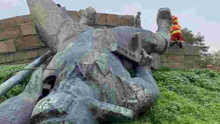 На кордоні зі Словаччиною демонтували 11-метровий пам’ятник радянському солдату